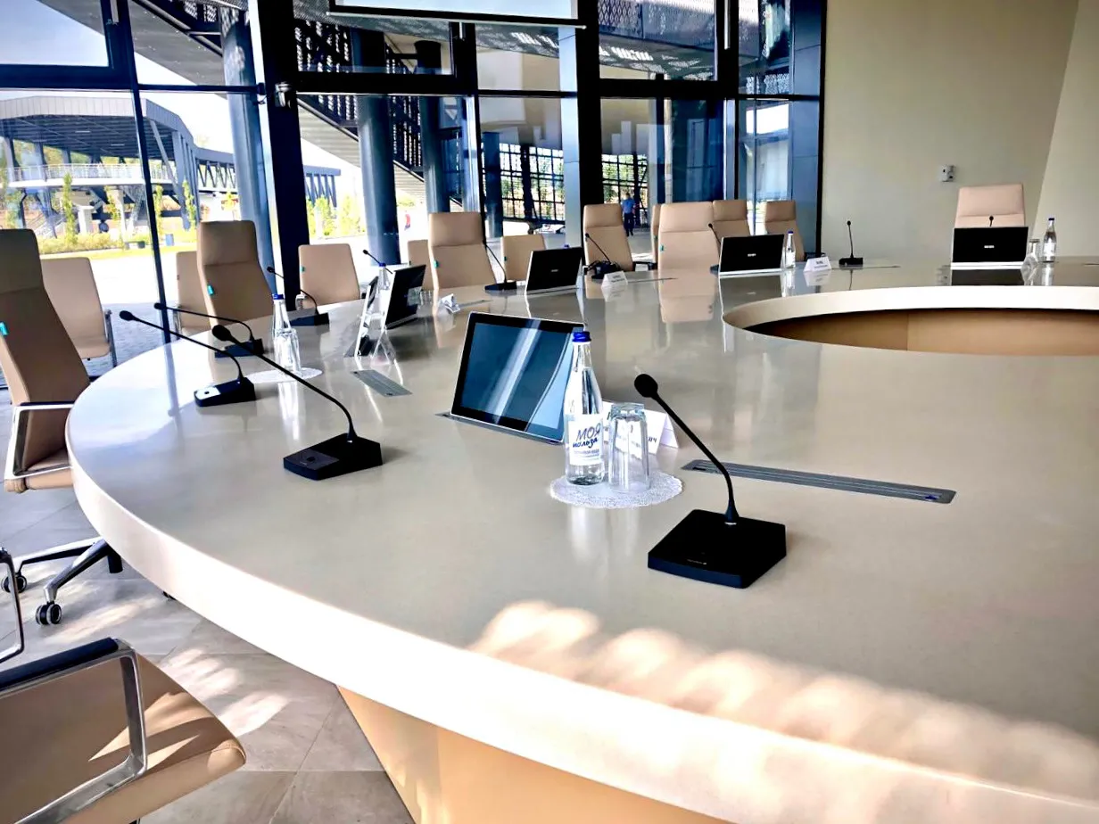 Техническое оснащение переговорной комнаты Техническое оснащение переговорной комнаты